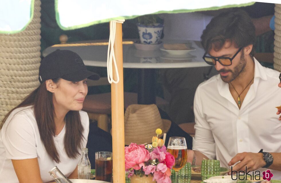 Vicky Martín Berrocal y Enrique Solís comiendo en Marbella