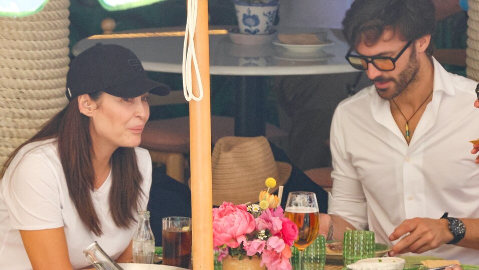 Vicky Martín Berrocal y Enrique Solís comiendo en Marbella