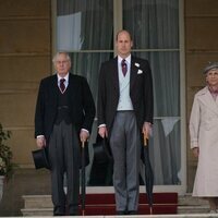 El Príncipe Guillermo y los Duques de Gloucester en una garden party en Buckingham Palace