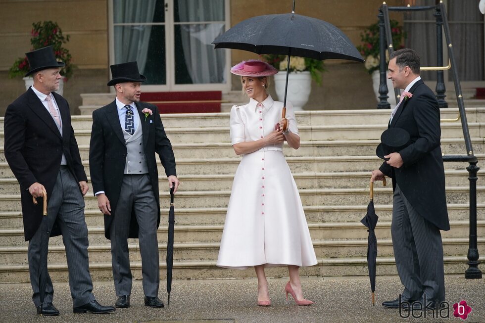 Zara Phillips y Mike Tindall en una garden party