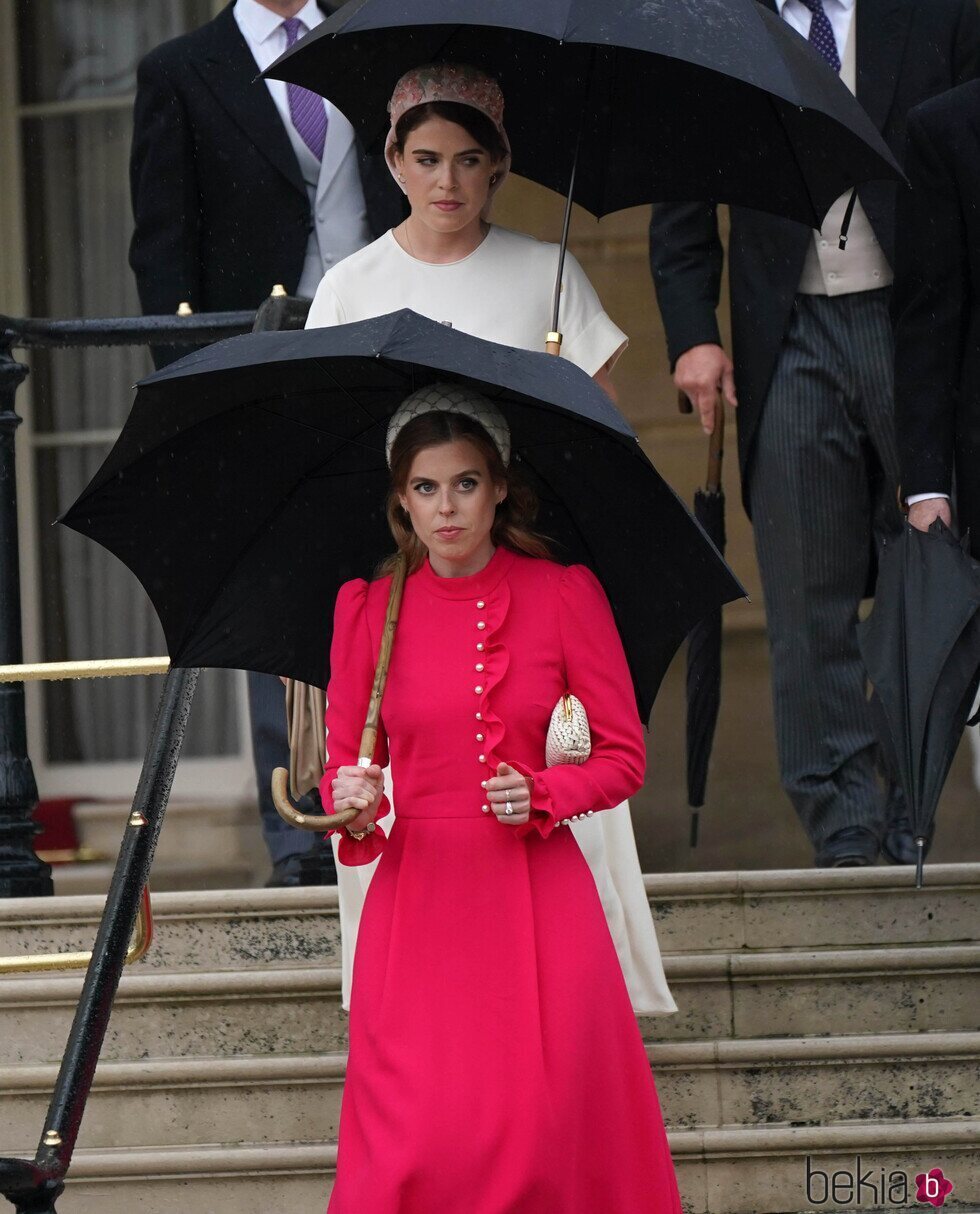 Beatriz y Eugenia de York en una garden party