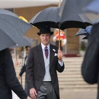 El Príncipe Guillermo con paraguas en una garden party en Buckingham Palace