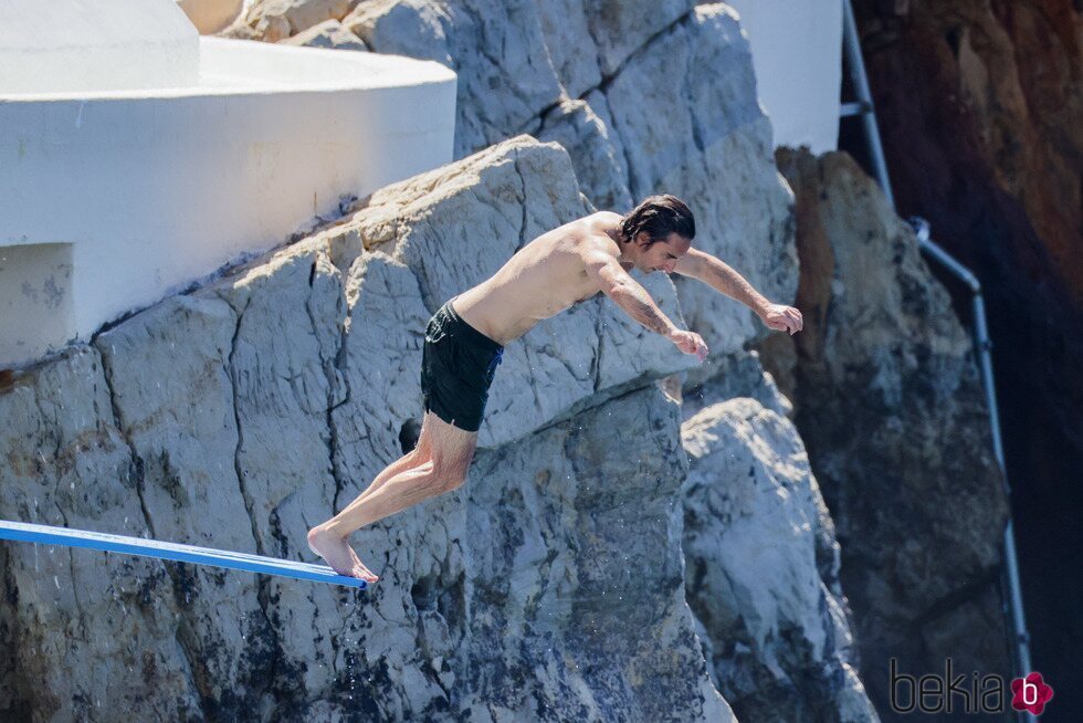 Dimitri Rassam saltando en trampolín al mar en Antibes