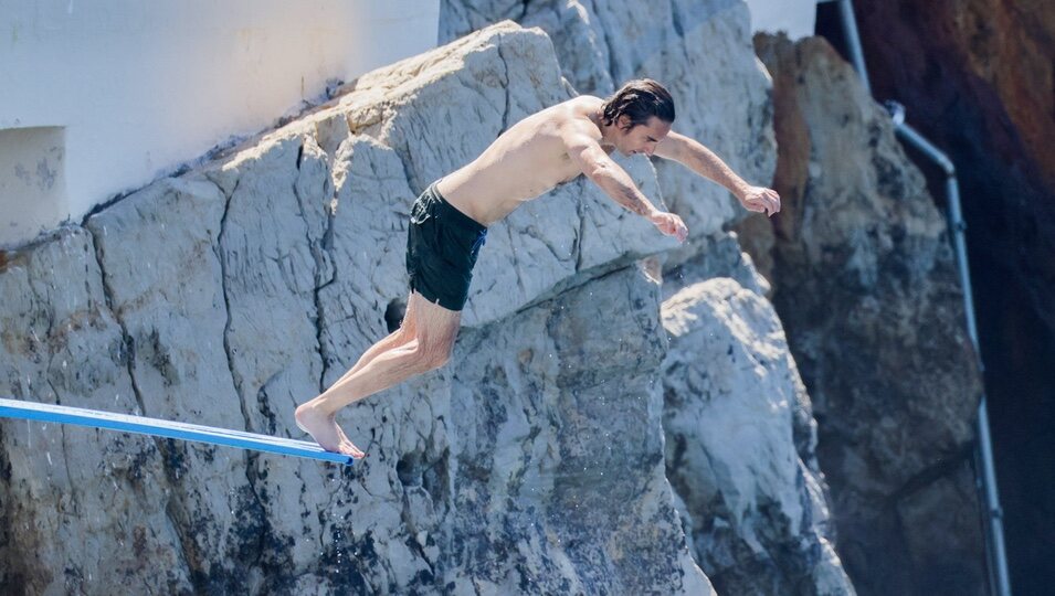 Dimitri Rassam saltando en trampolín al mar en Antibes