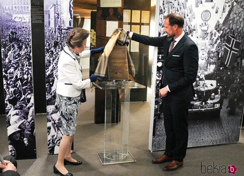 La Princesa Ana y Haakon de Noruega desvelan una placa en el Museo de la Resistencia Noruega