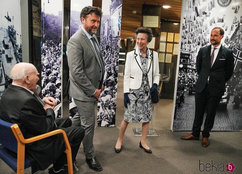 La Princesa Ana y Haakon de Noruega en el Museo de la Resistencia Noruega