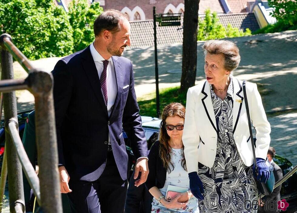 Haakon de Noruega y la Princesa Ana en el Museo de la Resistencia Noruega