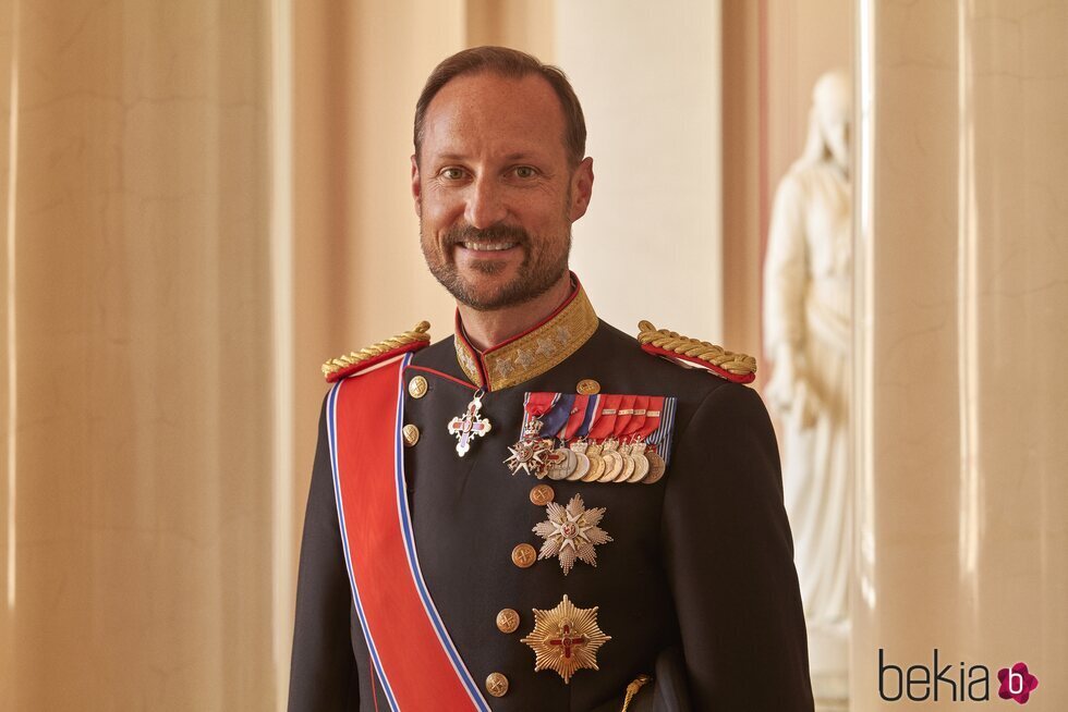 Foto oficial de Haakon de Noruega en el Palacio Real de Oslo