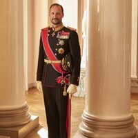 Foto oficial de Haakon de Noruega con uniforme de gala