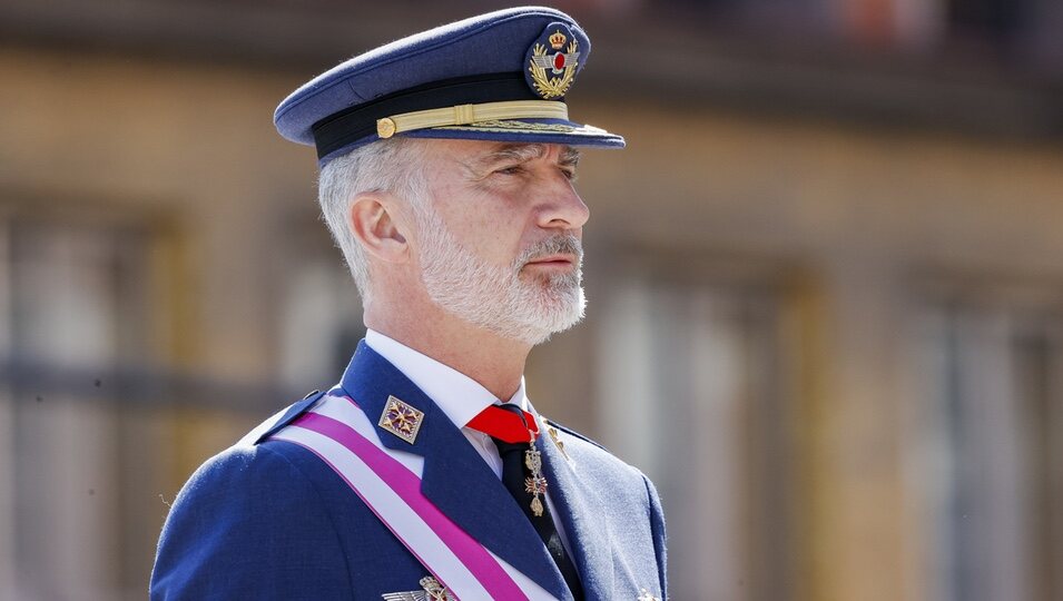 El Rey Felipe preside el desfile de las Fuerzas Armadas en Oviedo