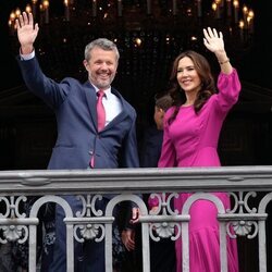 El Rey Federico de Dinamarca y la Reina Mary de Dinamarca saludan desde el balcón