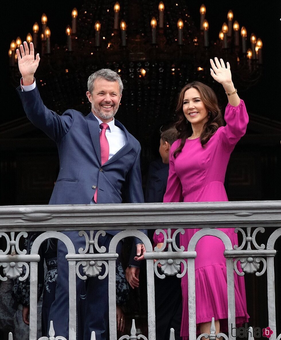 El Rey Federico de Dinamarca y la Reina Mary de Dinamarca saludan desde el balcón