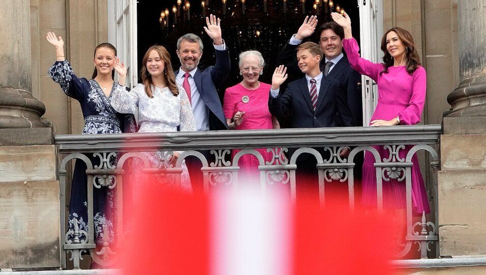 La Familia Real danesa sale a saludar por el 56 cumpleaños del Rey Federico de Dinamarca