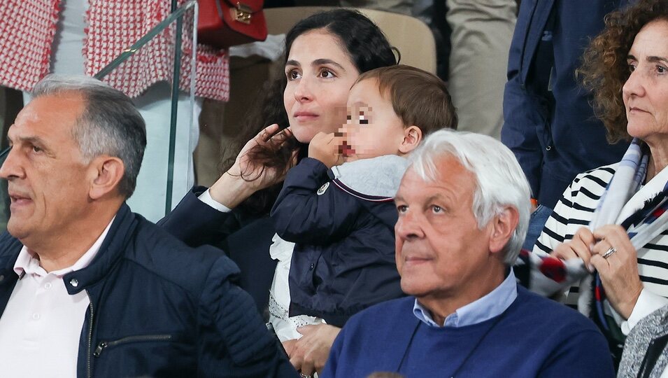 Xisca Perelló con su hijo en Roland Garros viendo a Rafa Nadal