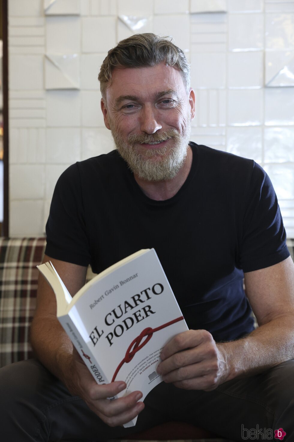 Robert Gavin Bonnar posa con su libro 'El cuarto poder'