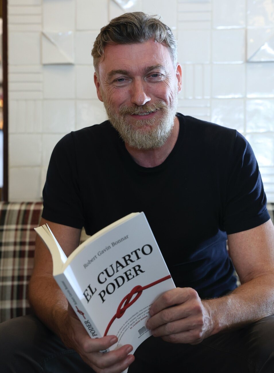 Robert Gavin Bonnar posa con su libro 'El cuarto poder'