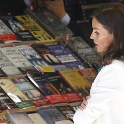 La Reina Letizia ve algunos ejemplares durante la Feria del Libro