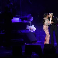 Isabel Pantoja dando un beso a Soraya Arnelas en su concierto en Mérida