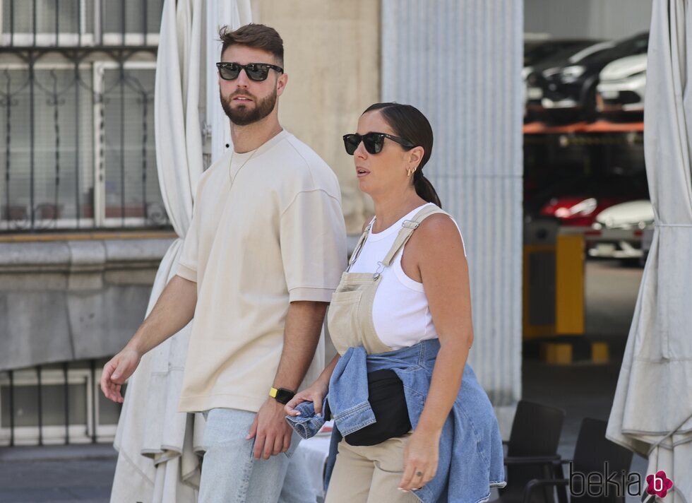 Anabel Pantoja y David Rodríguez paseando por Madrid antes de anuncia que serán padres