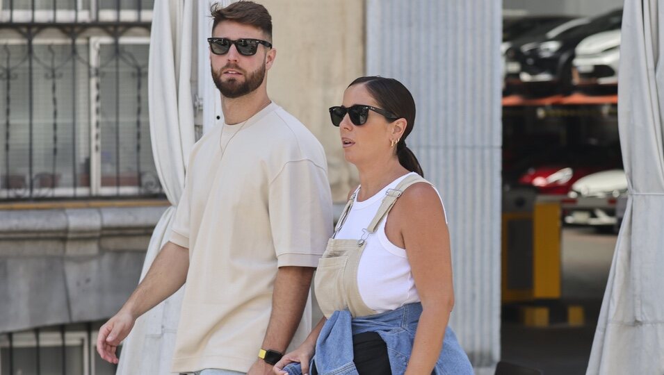 Anabel Pantoja y David Rodríguez paseando por Madrid antes de anuncia que serán padres