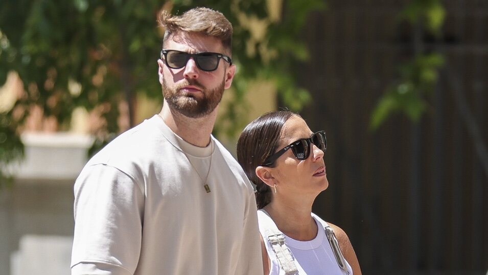 Anabel Pantoja y David Rodríguez paseando por Madrid