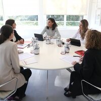 La Reina Letizia con María Dolores Ocaña en la reunión preparatoria de su Viaje de Cooperación a Guatemala