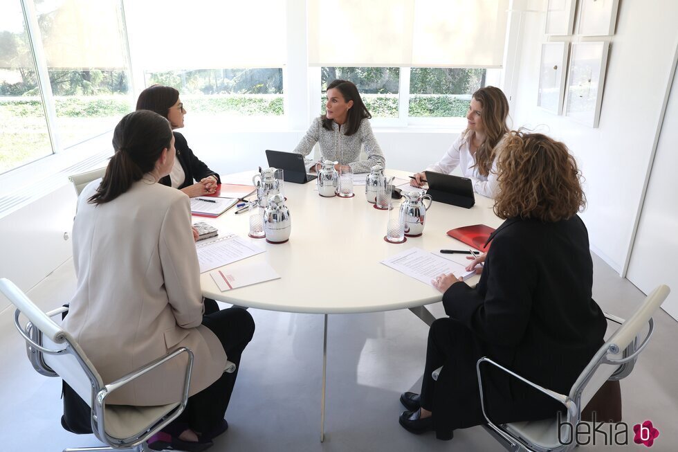 La Reina Letizia con María Dolores Ocaña en la reunión preparatoria de su Viaje de Cooperación a Guatemala