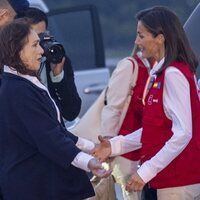 La Reina Letizia saluda a la Viceministra de Relaciones Exteriores de Guatemala en su Viaje de Cooperación a Guatemala