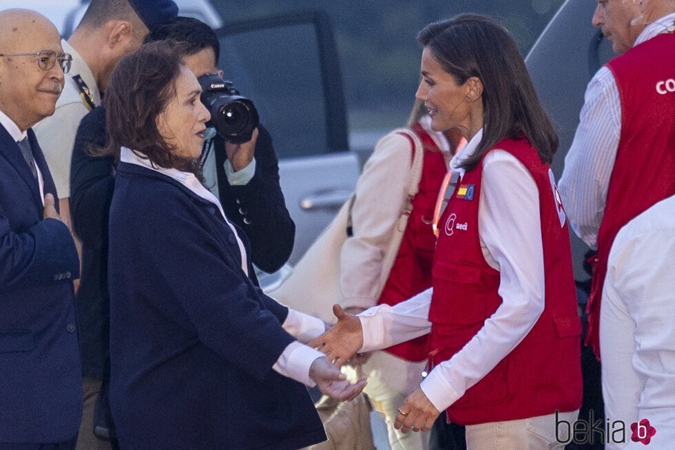 La Reina Letizia saluda a la Viceministra de Relaciones Exteriores de Guatemala en su Viaje de Cooperación a Guatemala