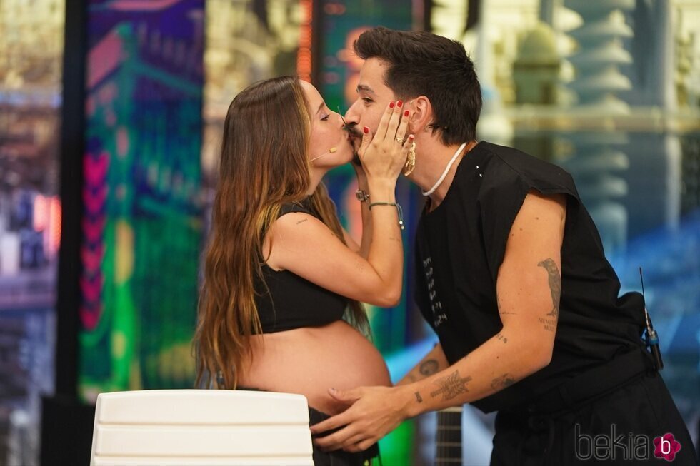 Camilo y Evaluna besándose en 'El Hormiguero'