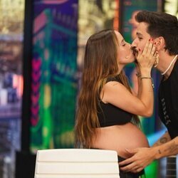 Camilo y Evaluna besándose en 'El Hormiguero'