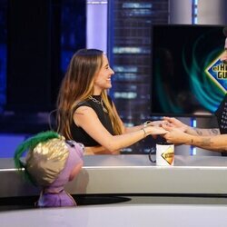 Camilo y Evaluna divirtiéndose en 'El Hormiguero'