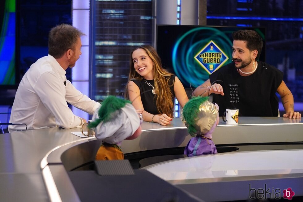 Camilo y Evaluna charlando con Pablo Motos en 'El Hormiguero'