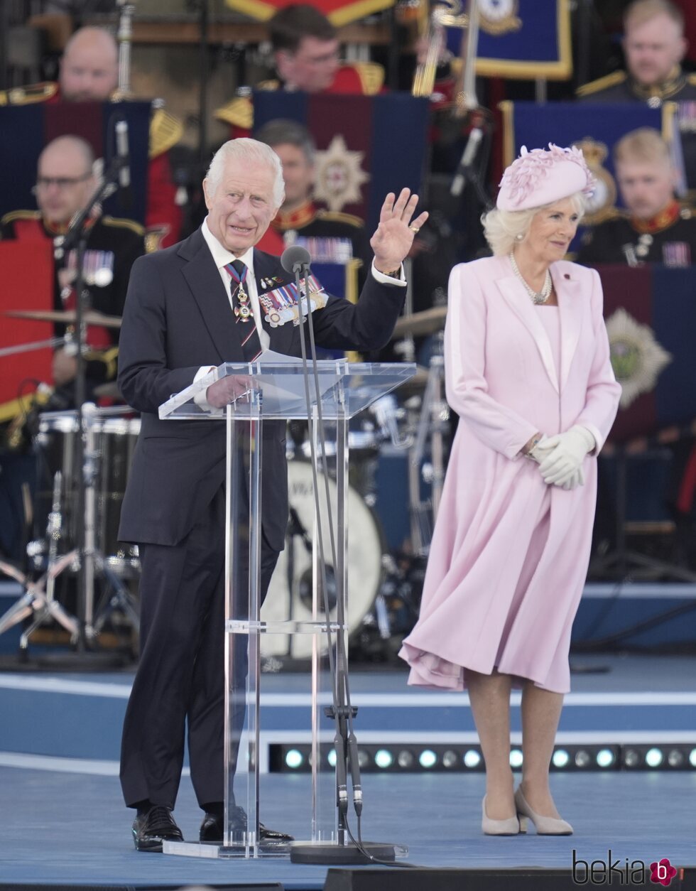 Los Reyes Carlos y Camilla en el 80 aniversario del Desembarco de Normandía