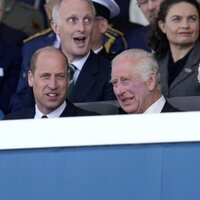 El Príncipe Guillermo, el Rey Carlos III y la Reina Camilla en el 80 aniversario del Desembarco de Normandía