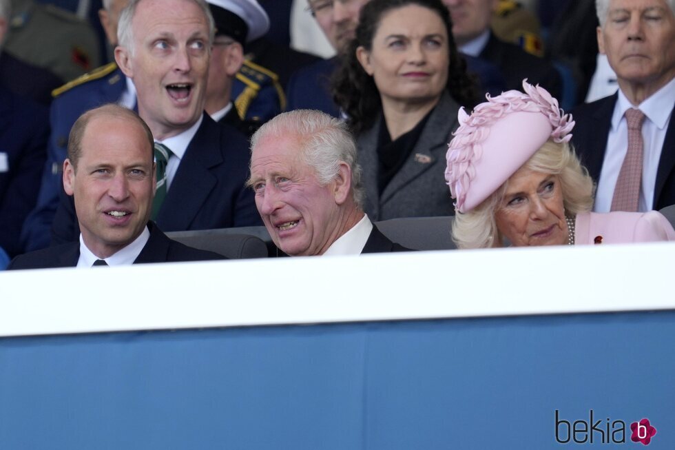 El Príncipe Guillermo, el Rey Carlos III y la Reina Camilla en el 80 aniversario del Desembarco de Normandía