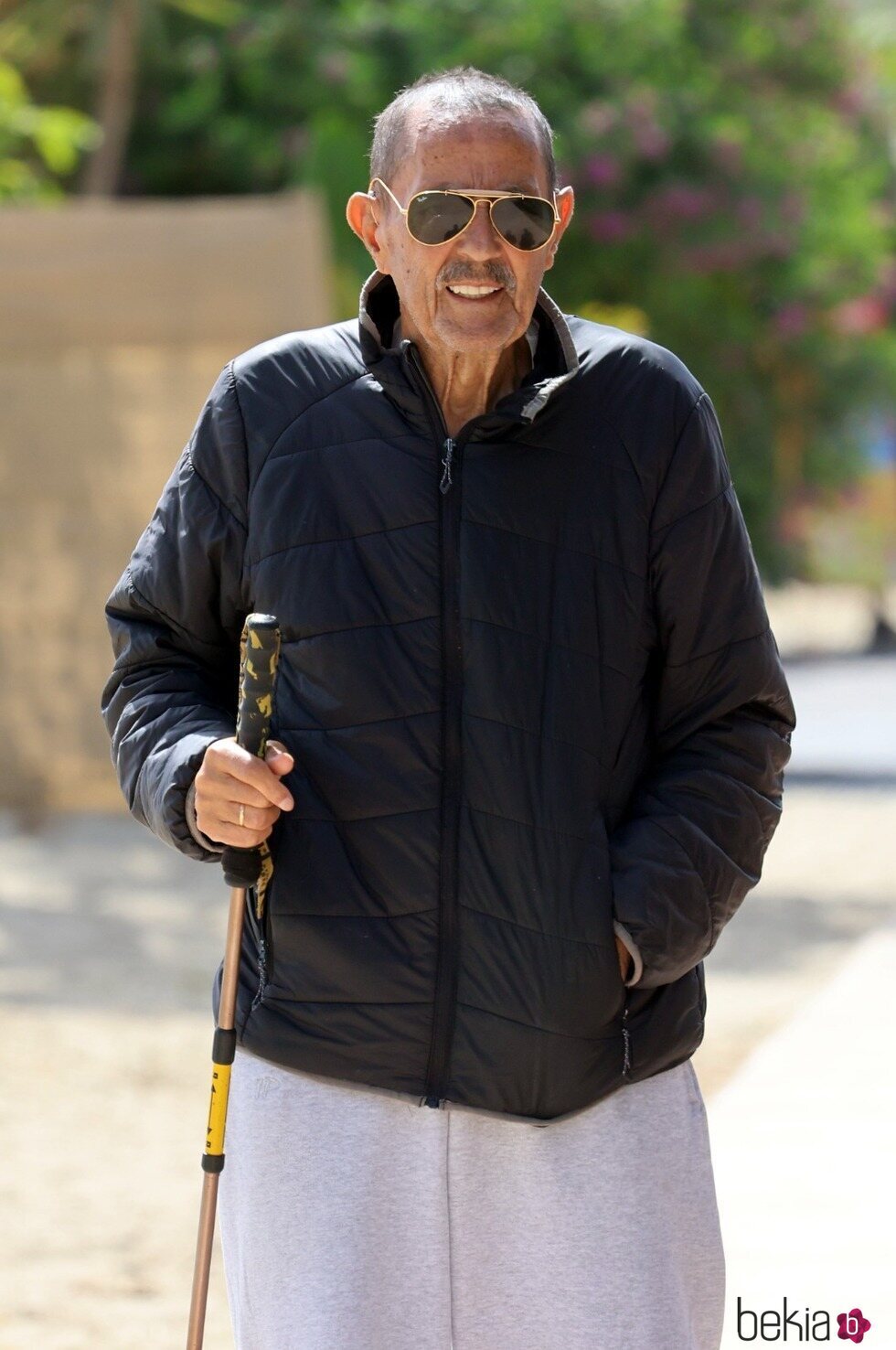 Julián Muñoz dando un paseo ayudado por un bastón