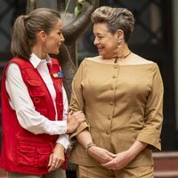 La Reina Letizia y Lucrecia Peinado hablando en el Viaje de Cooperación de la Reina Letizia a Guatemala