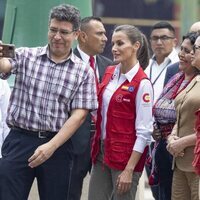 La Reina Letizia haciéndose un selfie con unas personas en su Viaje de Cooperación a Guatemala