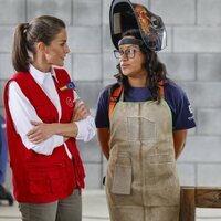 La Reina Letizia escucha a una joven que participa en la Escuela Taller Norte en su Viaje de Cooperación a Guatemala