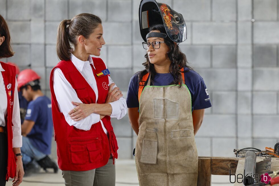 La Reina Letizia escucha a una joven que participa en la Escuela Taller Norte en su Viaje de Cooperación a Guatemala