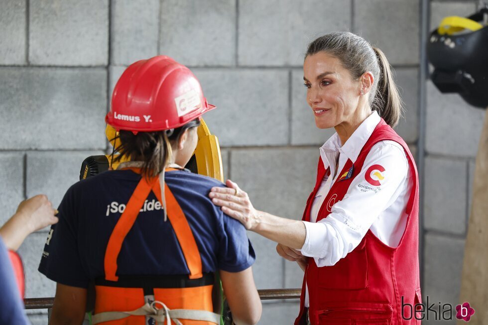 La Reina Letizia, muy cariñosa con una joven de la Escuela Taller Norte en su Viaje de Cooperación a Guatemala