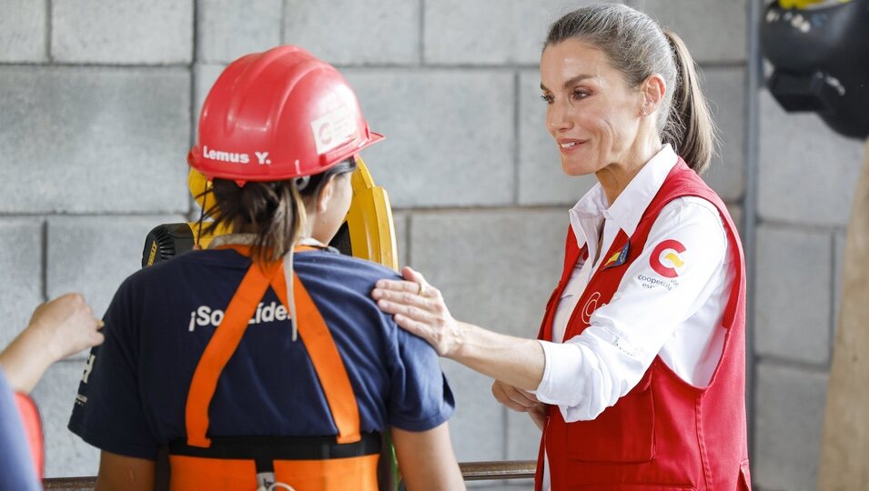 La Reina Letizia, muy cariñosa con una joven de la Escuela Taller Norte en su Viaje de Cooperación a Guatemala