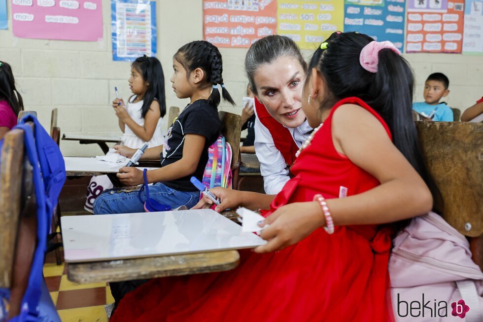 La Reina Letizia con una alumna de la Escuela Oficial urbana mixta en San José Chacayá