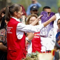 La Reina Letizia con una prenda de ropa en San José Chacayá en su Viaje de Cooperación a Guatemala