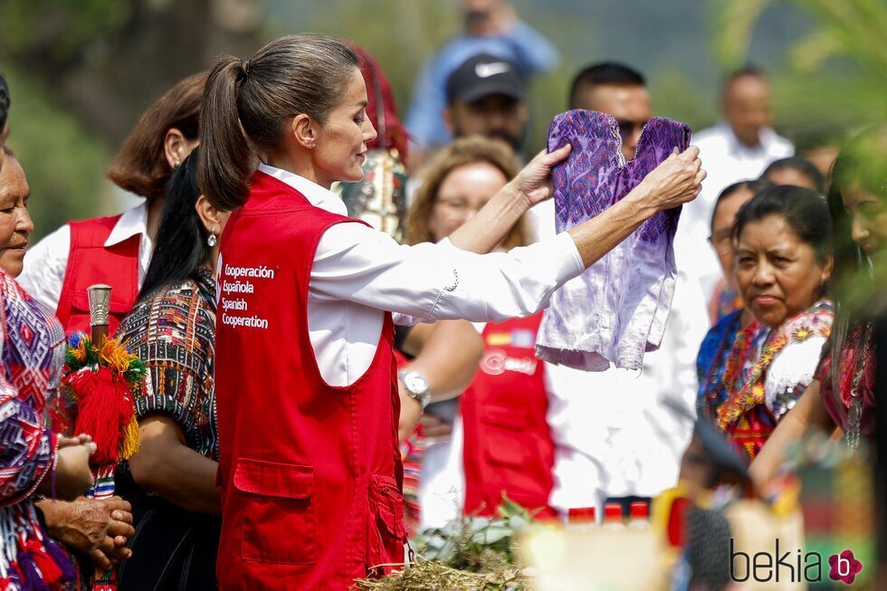 La Reina Letizia con una prenda de ropa en San José Chacayá en su Viaje de Cooperación a Guatemala