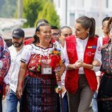 La Reina Letizia habando con unas mujeres en San José Chacayá en su Viaje de Cooperación a Guatemala