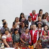 La Reina Letizia con el alcalde de San José Chacayá y otras personas en su Viaje de Cooperación a Guatemala