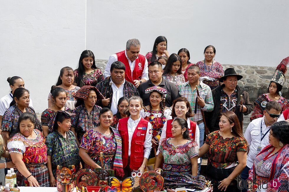 La Reina Letizia con el alcalde de San José Chacayá y otras personas en su Viaje de Cooperación a Guatemala