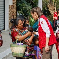 La Reina Letizia con una madre con su bebé en su Viaje de Cooperación a Guatemala